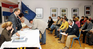 Bakar, 24. studenog 2008. Gordan Papeš, ravnatelj bakarske pomorske škole predaje na potpis ugovore o stipendiranju roditeljima 48 bakarskih učenika